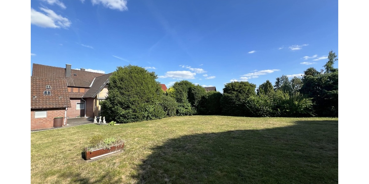 Garten mit grünem Sichtschutz