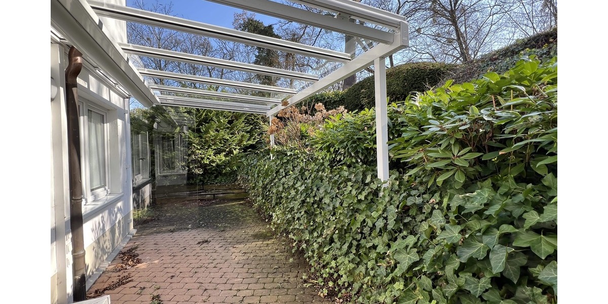 teilweise überdachte Terrasse